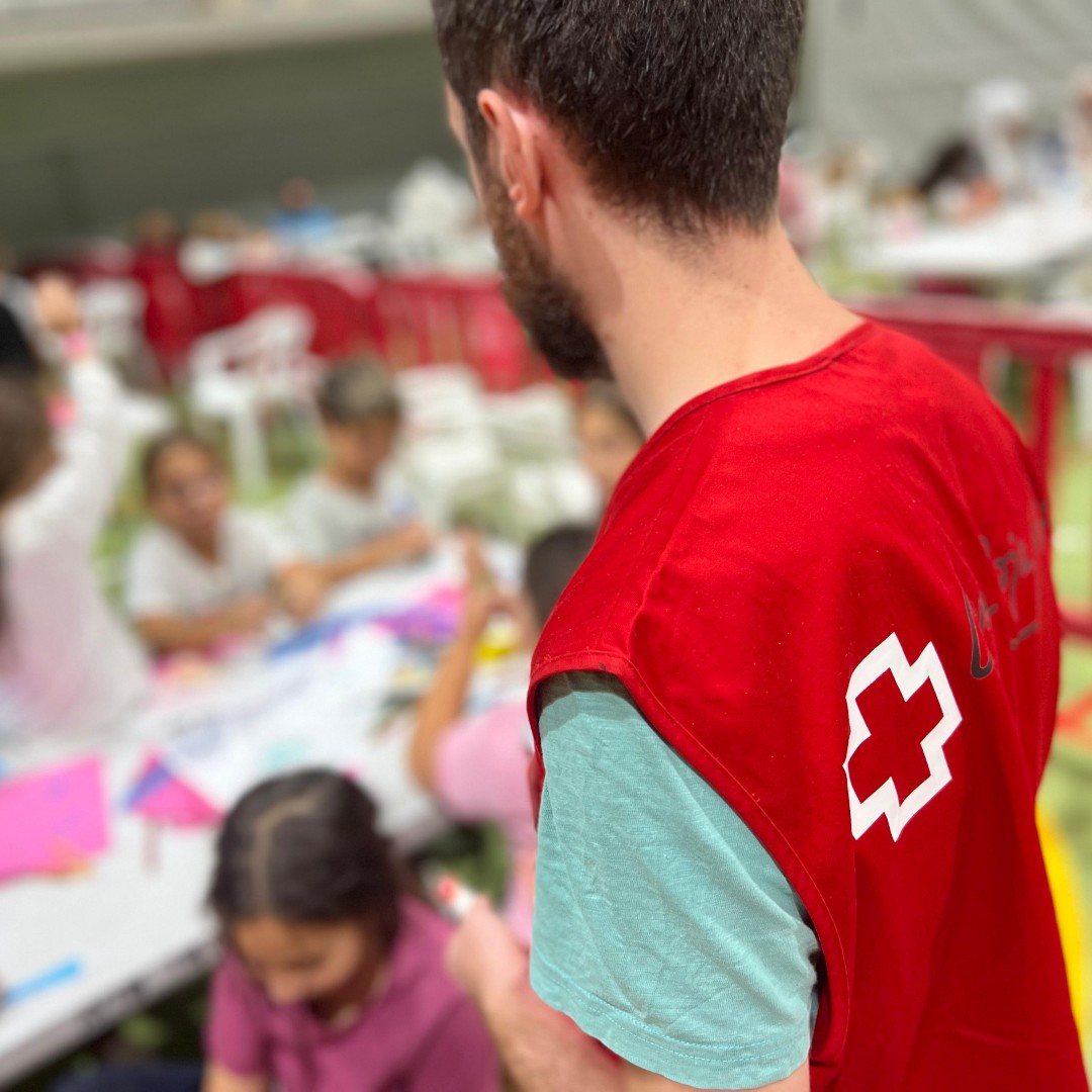 CruzRojaEsp's tweet photo. #DanaComunidadValenciana: Activamos el equipo especializado en atención a la infancia en emergencias para hacer más agradable la estancia de niños y niñas en los albergues habilitados. Foto: Torrent, Comunidad Valenciana, esta noche. https://t.co/AHhixLvUAz