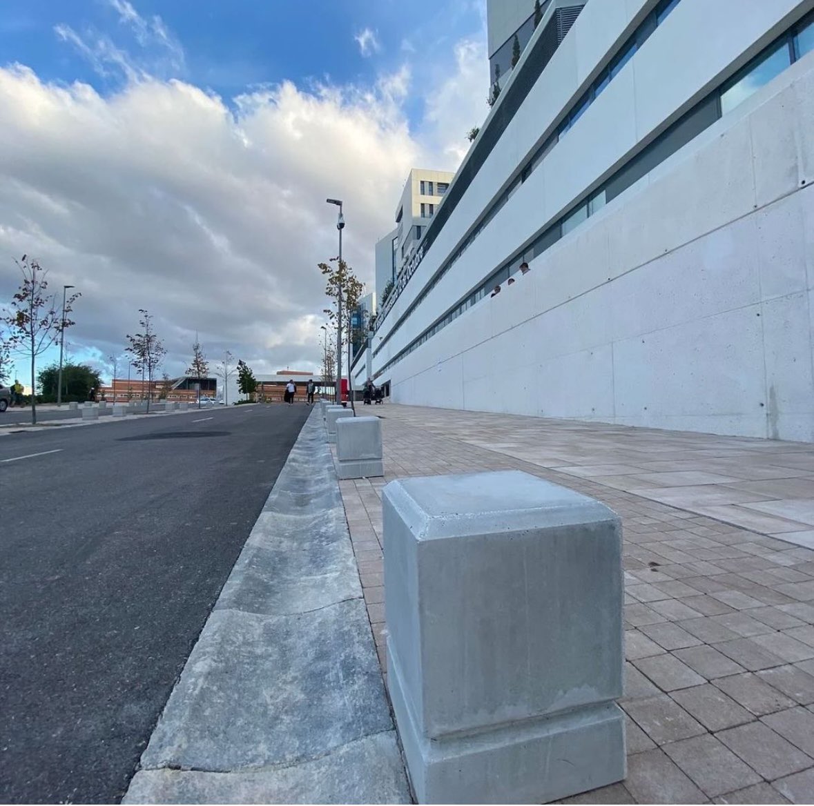 Pavigesa's tweet photo. Hoy os mostramos los resultados de uno de los últimos proyectos en los que hemos estado trabajando.

Se han suministrado más de 12000 m2 de pavimento, además de bordillos, peldaños, bolardos y canaletas prefabricadas de hormigón en colores de nuestra serie #Stained. https://t.co/js82qwvTHf