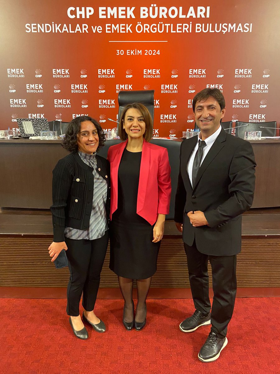 mihribanugurluu's tweet photo. Cumhuriyet Halk Partisi Yönetiminin özel davetleri üzerine ;
@EmadDernegi ‘ ni temsil etmek üzere EMAD DERNEĞİ Kurucusu Yöneticimiz Sayın Aykut UĞURLU ve Ankara İl Temsilcimiz Özlem Gümüş katılım göstermiştir. 

Aykut Uğurlu Emadder adına konuşma gerçekleştirmiş ve Sayın Gamze Taşçıer 
27 Ekim mitingimizin çakışmasından ötürü katılım gösteremediği için 8 Aralık Bursa mitingi için programı dahilinde katılım için söz vermiştir. 

Nazik davetleri için Sayın Genel Başkan Özgür Özel Beyefendiye teşekkür ediyoruz. 

@herkesicinCHP 
@eczozgurozel 
@gamzetascier 
@DMendillioglu 
@aykutugurlu 

#IsıkhanKademeBekliyoruz