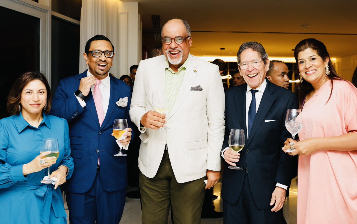 Para cerrar mi tiempo como Embajador del Reino Unido 🇬🇧 ante la República Dominicana 🇩🇴 con broche de oro, hemos realizado una recepción especial para oficialmente despedirme de mis colegas y amigos, al igual que celebrar todo lo logrado juntos durante estos años.