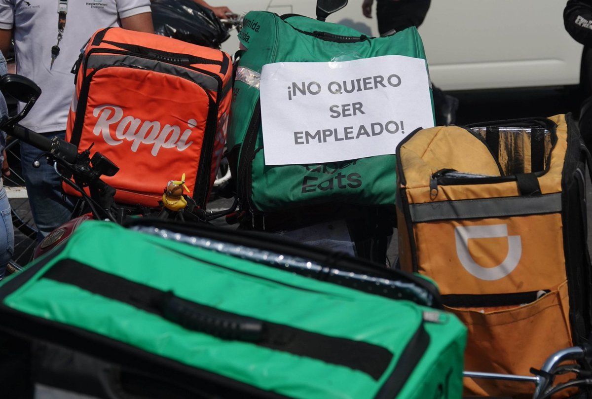 ElFinanciero_Mx's tweet photo. 🚴‍♂️📢 Repartidores de apps llegaron a la Cámara de Diputados para protestar contra la ley que busca regularizar su trabajo e incluirlos en el seguro social.

Piden un esquema dual y entraron en diálogo con autoridades

➡️ https://t.co/x1xpEDDNBw

📸 Cuartoscuro https://t.co/eTJ2Y4tgLz