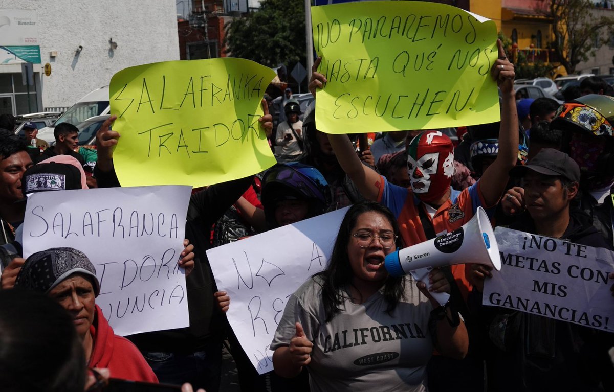 ElFinanciero_Mx's tweet photo. 🚴‍♂️📢 Repartidores de apps llegaron a la Cámara de Diputados para protestar contra la ley que busca regularizar su trabajo e incluirlos en el seguro social.

Piden un esquema dual y entraron en diálogo con autoridades

➡️ https://t.co/x1xpEDDNBw

📸 Cuartoscuro https://t.co/eTJ2Y4tgLz
