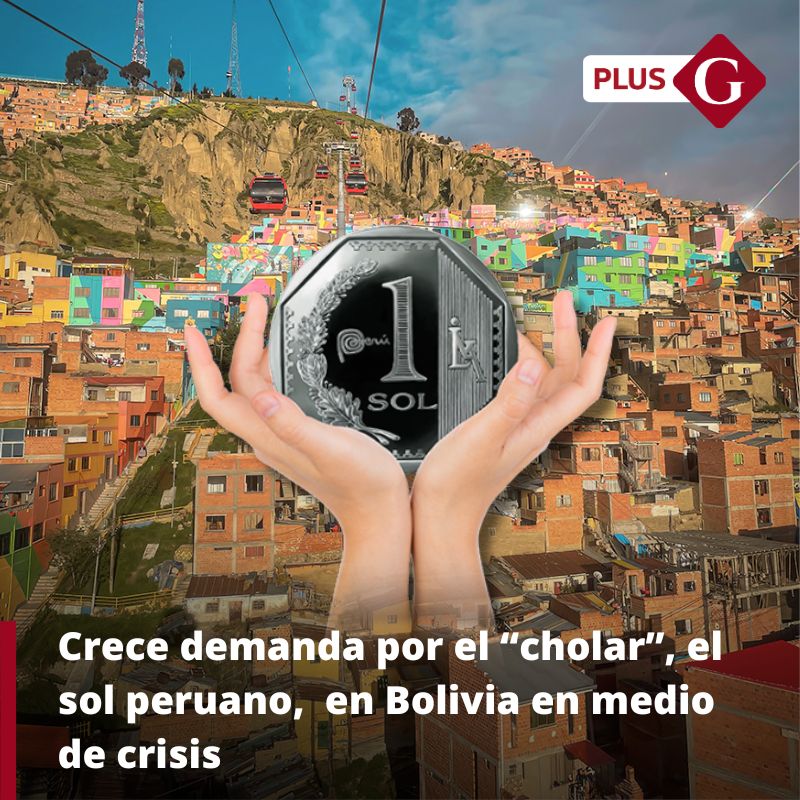 Gestionpe's tweet photo. 🚨💲 ¿El sol peruano se posiciona el Bolivia? Las largas colas de vehículos en las estaciones de servicio reflejan la aguda crisis económica que el país vecino enfrenta 🇧🇴, impulsando a los ciudadanos a buscar alternativas como el 'cholar' 🇵🇪📈. Según el economista Hugo Perea, esta situación ha evidenciado un cambio en la percepción de las monedas en la región. 📢 Lee acá el análisis. https://t.co/tMg0eahJT0