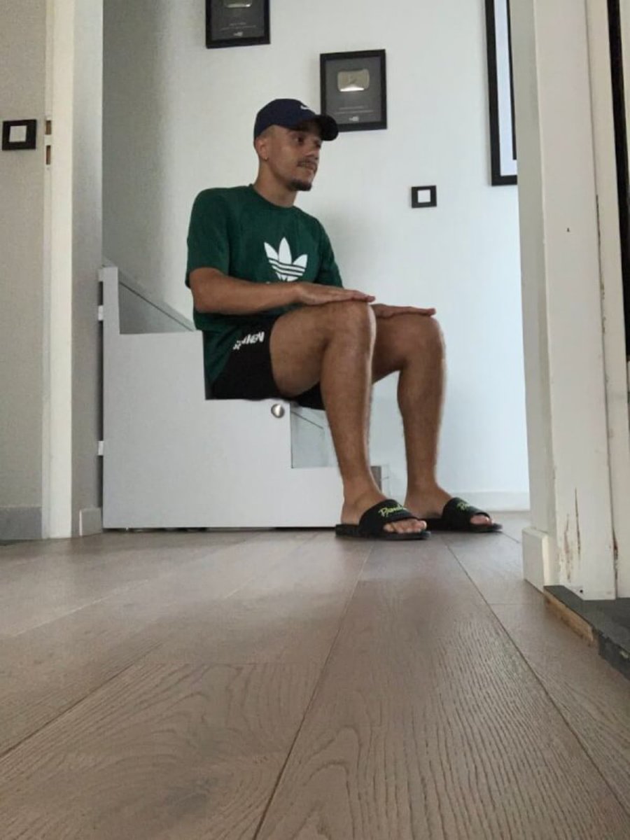 SayaaLeCityzen's tweet photo. Moi en attendant d’avoir internet pour regarder le match. https://t.co/FhDq9fJFo5
