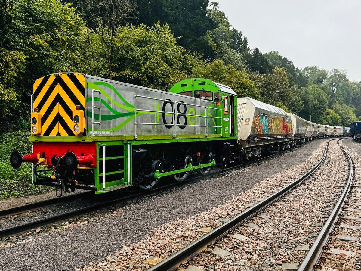 postractionuk's tweet photo. The #08e has successfully completed trials with Mendip Rail at @hd_materialsUK Whatley Quarry in Somerset - this included pushing &amp; pulling over 1000 tonne trains from the bottom of the yard up through the reverse curves, crossovers and harsh gradients. 🔋⚡️

#railways #netzero https://t.co/eAgWtMUR1t