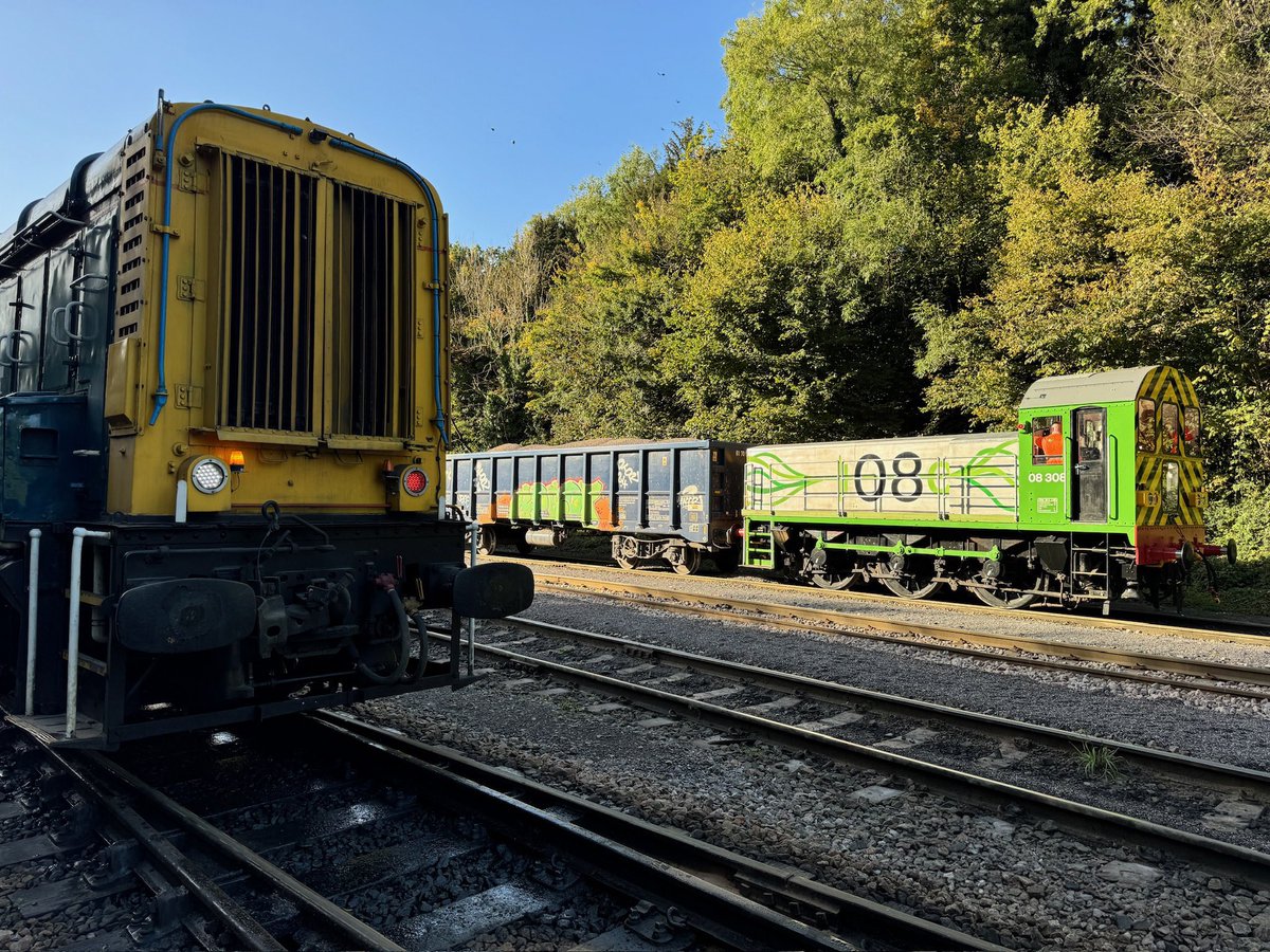 postractionuk's tweet photo. The #08e has successfully completed trials with Mendip Rail at @hd_materialsUK Whatley Quarry in Somerset - this included pushing &amp; pulling over 1000 tonne trains from the bottom of the yard up through the reverse curves, crossovers and harsh gradients. 🔋⚡️

#railways #netzero https://t.co/eAgWtMUR1t