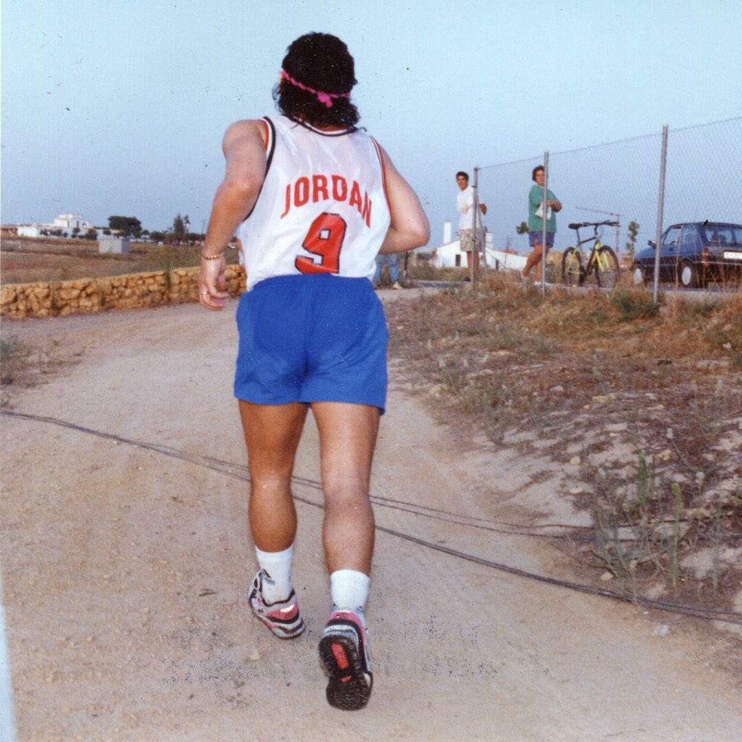 VSportsTM's tweet photo. Chicago Bulls reveló fotos inéditas de Maradona a 64 años de su nacimiento. Son de cuando Diego se entrenó con la camiseta de Michael Jordan en Sevilla en 1992. Hermoso recuerdo ❤️ https://t.co/hzZLeTigme