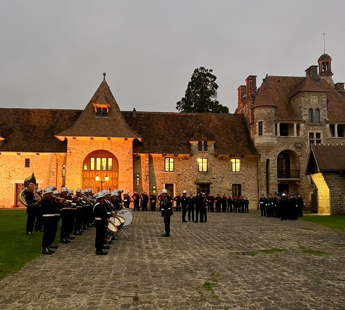 Prefet77's tweet photo. #PassationDeCommandement |👩🚒🚒 Frédéric Lavigne, directeur de cabinet du @Prefet77 , a assisté à la passation de commandement entre les lieutenants Kolmann et Mercier au CIS du #ChateletEnBrie. https://t.co/yz0YfRPRjV