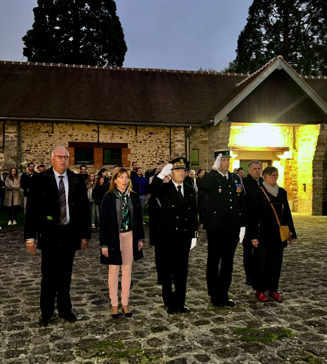 Prefet77's tweet photo. #PassationDeCommandement |👩🚒🚒 Frédéric Lavigne, directeur de cabinet du @Prefet77 , a assisté à la passation de commandement entre les lieutenants Kolmann et Mercier au CIS du #ChateletEnBrie. https://t.co/yz0YfRPRjV