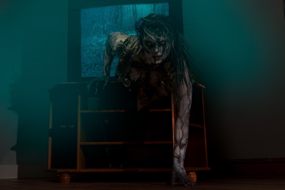 firstadekit's tweet image. You start to play it... and it’s like somebody’s nightmare. Then suddenly, this woman comes on. Smiling at you, right? Seeing you... through the screen. Then when it’s over, your phone rings. Someone knows you watched it. And what they say is, ‘You will die in seven days’