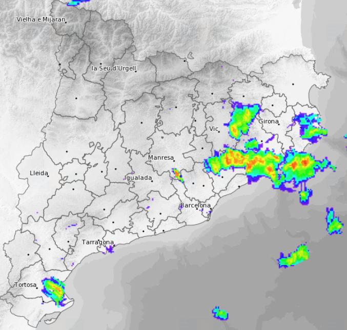 📡 El radar del <a href="/meteocat/">Meteocat</a> mostra tempestes afectant diverses comarques. Seguiu les previsions i no us poseu en risc. Eviteu fer desplaçaments i mai creueu zones on hi baixi l'aigua. Pocs centímetres d'aigua us poden arrossegar.

ALERTA #INUNCAT🌧️

x.com/emergenciescat…