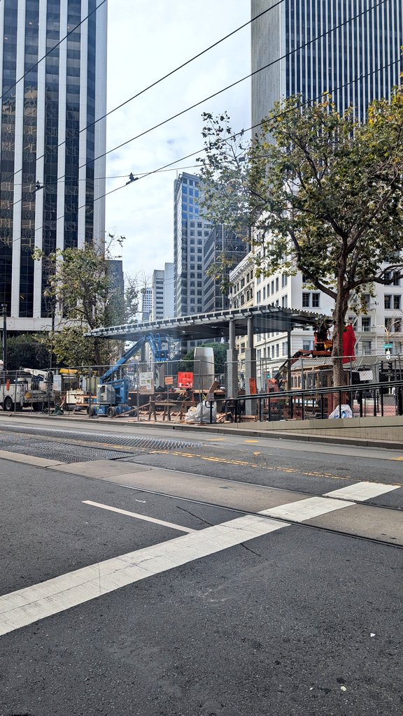 Jerold_Chinn's tweet photo. Another canopy is on the rise. This one is near the California Cable Car line.
#sfbart https://t.co/nITSsAN1PH