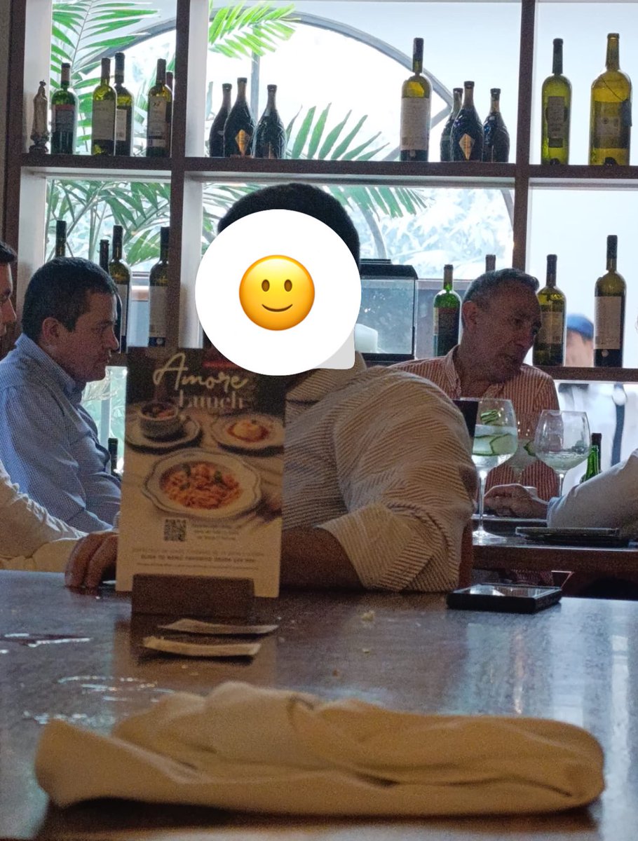 solsuarezj's tweet photo. Curiosidades de la COP16

Desde la 12:30 de la tarde, el presidente de @ECOPETROL_SA convocó a una rueda de prensa para todos los periodistas que estamos aquí en el Intercontinental. Todos, muy juiciosos (como pueden ver en el video), están esperando desde esa hora. Sin embargo, una de mis fuentes me acaba de enviar la foto que ven al lado, en donde se ve al presidente de Ecopetrol en un restaurante de Cali, desde hace varias horas, mientras los periodistas aquí siguen esperando. ¡Ojalá la espera y el hambre que están aguantando valgan la pena!