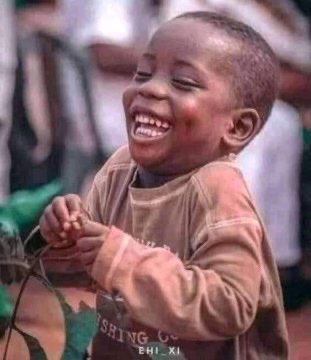 Wani tsoho yace rabon shi da daka tsalle ya fita da gudu 🏃🏃‍♂️ yana murna tun ranar da aka mishi aure, sai yau da aka kawo wutar Nepa 💡 a unguwar su😂🤣