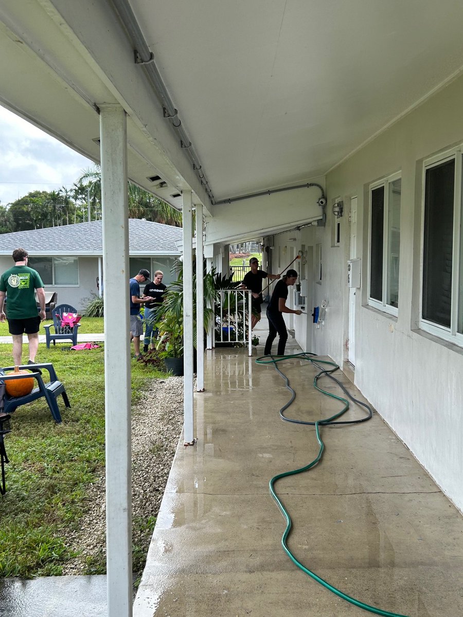 SandsInvestment's tweet photo. 🌼 Our Fort Lauderdale office had an amazing day volunteering at City House, an organization that provides housing support for single mothers striving to rebuild their lives. https://t.co/L4Yjh0SG5V