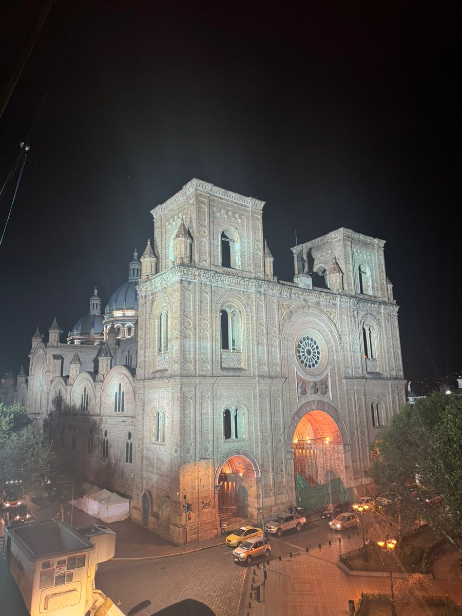 centrosurec's tweet photo. La icónica catedral 🕍de #Cuenca luce más hermosa. 😍

👉Mejoramos el alumbrado de la fachada de la Catedral De La Inmaculada Concepción, se instalaron y reemplazaron 18 proyectores que dan relevancia y vistosidad este lugar representativo de la Atenas del Ecuador.❤️💛 https://t.co/Ibx28O1XgD