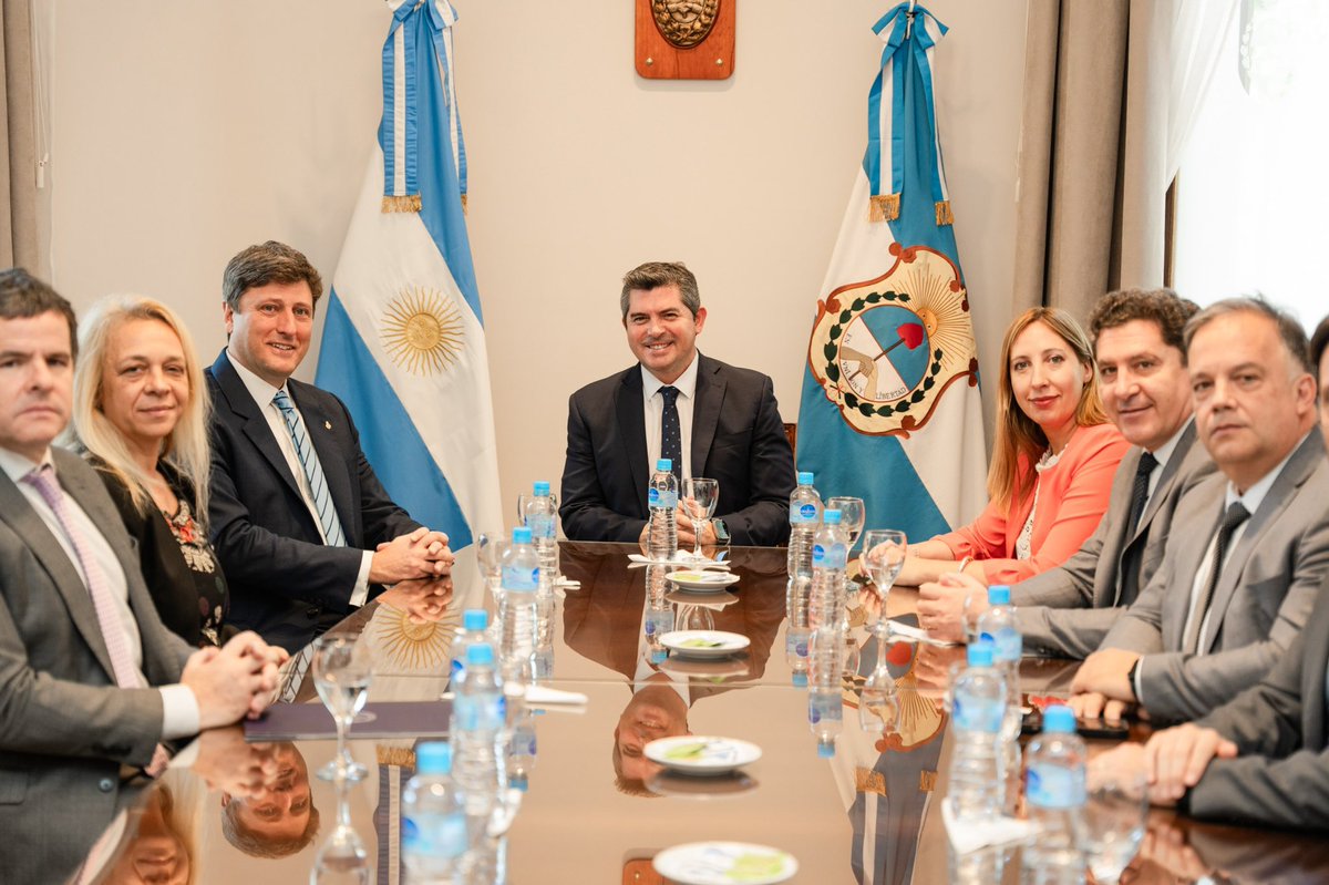 DrMarceloOrrego's tweet photo. Recibí al secretario de Relaciones Exteriores, @EduBustamanteok, en el marco del Plenario de Diplomáticos que se lleva a cabo en San Juan. Este encuentro destaca el compromiso de nuestra provincia por sumar la voz de las provincias en el escenario nacional e internacional. 🇦🇷🌎

Agradezco a quienes nos acompañaron en esta jornada clave para el federalismo y el desarrollo de San Juan.