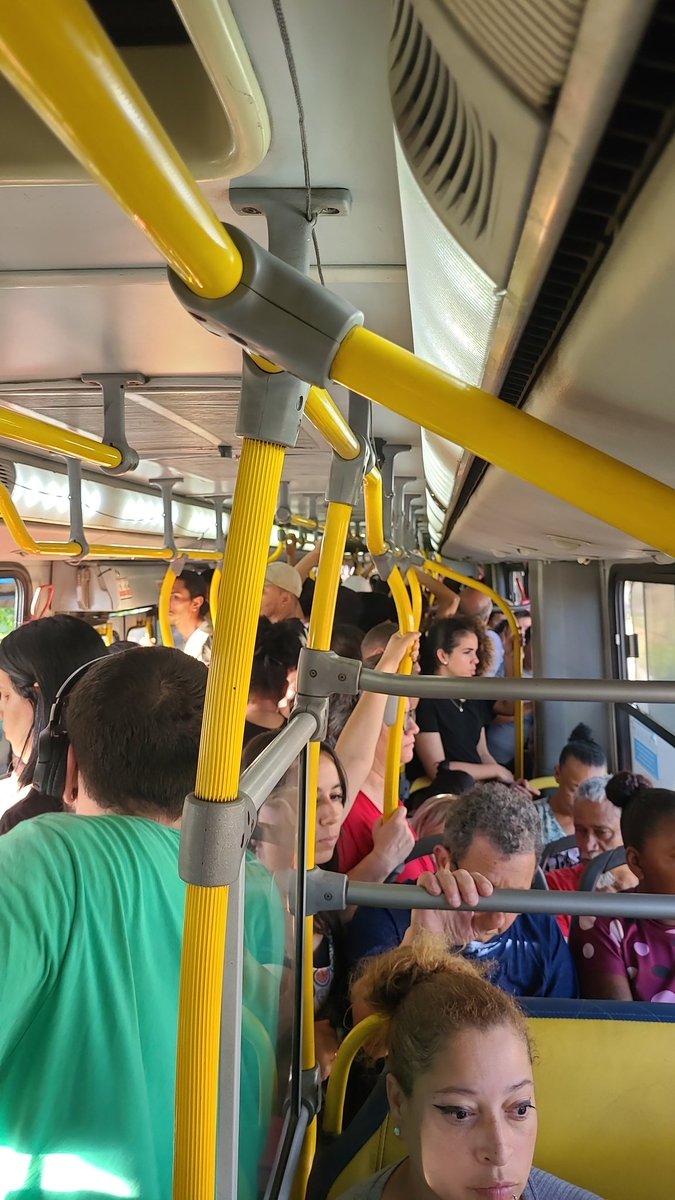 winnii_e's tweet photo. Esse é o transporte público que o prefeito de Porto Alegre oferece e vai seguir oferecendo! 
#PortoAlegre #TransportePublico #EPTC https://t.co/UvvmEZRTNA