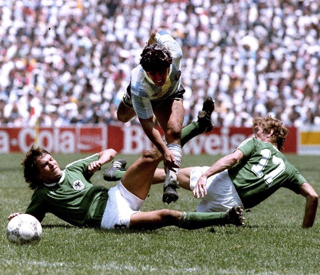 trader_teddy's tweet photo. Me van a tener que disculpar, pero no puedo medir a este señor con la misma vara. 
En su mejor expresión, dentro de una cancha. Gracias y feliz cumple Diego. https://t.co/QUutGb6zL1