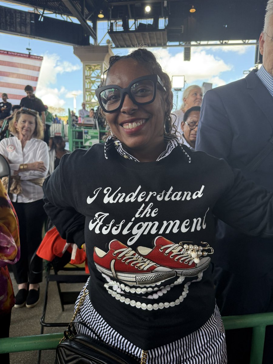 KamalaforNC's tweet photo. North Carolina understands the assignment: itβs time to knock doors, make calls, and do everything we can to elect @KamalaHarris and Democrats up and down the ballot.
Sign up to volunteer with us over the next 6 days at https://t.co/QtVYeCRp4I πΊπΈ https://t.co/JvOMnaaWV0