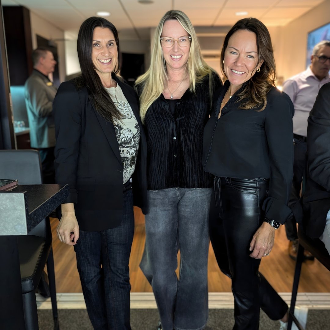 deborah_lehmann's tweet photo. A fantastic evening cheering on the @ottawasenators from the Calian suite! Thank you to Nancy White and the Calian team for hosting .  It was a pleasure connecting with @liannelaing  and Lindsay Firestone, and a true highlight meeting Laurie Boschman, the Senators' first captain! https://t.co/K12ASYlr70