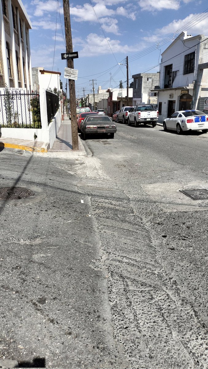 IsaiSuarez03's tweet photo. @CICsal @SaltilloGob @policiasaltillo Hola buenas tardes el carro negro sin placas lleva dos semanas abandonado en la calle Arteaga bajando Pérez Treviño marcamos al teléfono para reportar carros pero no contestan. https://t.co/IGDJIPnH85