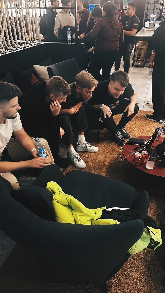 I sat down in a random seat and look who I found🙈