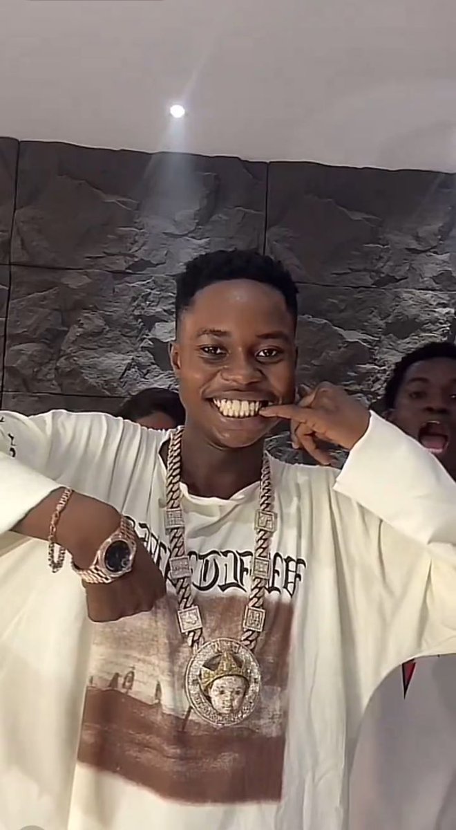YKoluwaseun9's tweet photo. Peller think say Davido dash am the chain, e sħock am when obo collect am back 😂💔💔 https://t.co/V1OTKuXfhQ