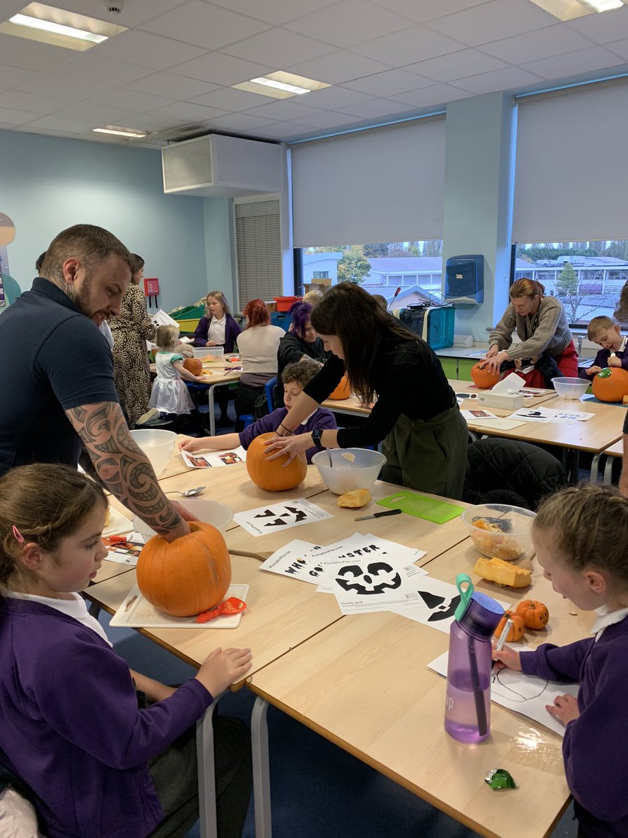 OJA_Brumby's tweet image. Pumpkin 🎃 carving in action! #creativefun #familyhub