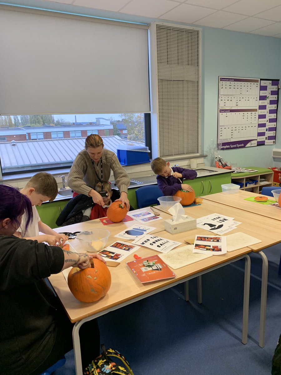 OJA_Brumby's tweet image. Pumpkin 🎃 carving in action! #creativefun #familyhub