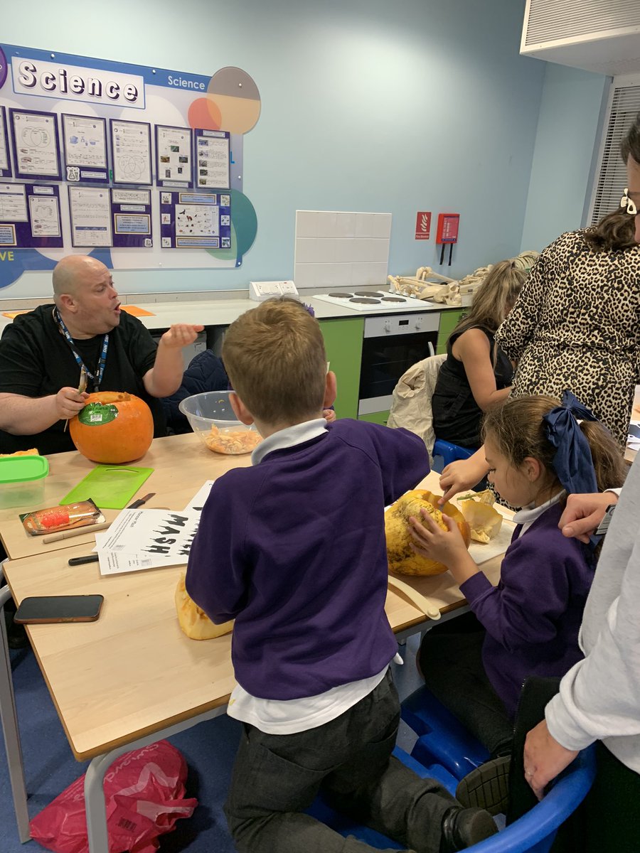 OJA_Brumby's tweet image. Pumpkin 🎃 carving in action! #creativefun #familyhub