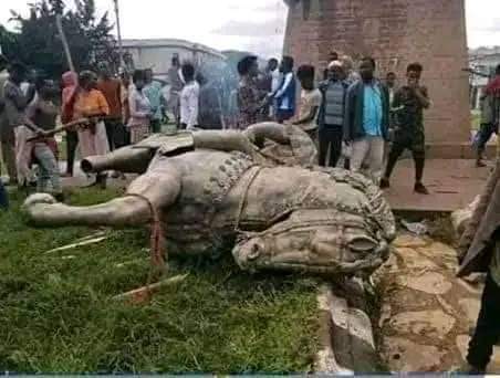 ykfison's tweet image. Ras Mekonnen Wolde-Mikael's statue vandalized by Hariri, now restored. Addis Ababa's Ras Mekonnen Bridge #Pias is a stunning glass and light illusion. #RasMekonnen #AddisAbaba #Restored