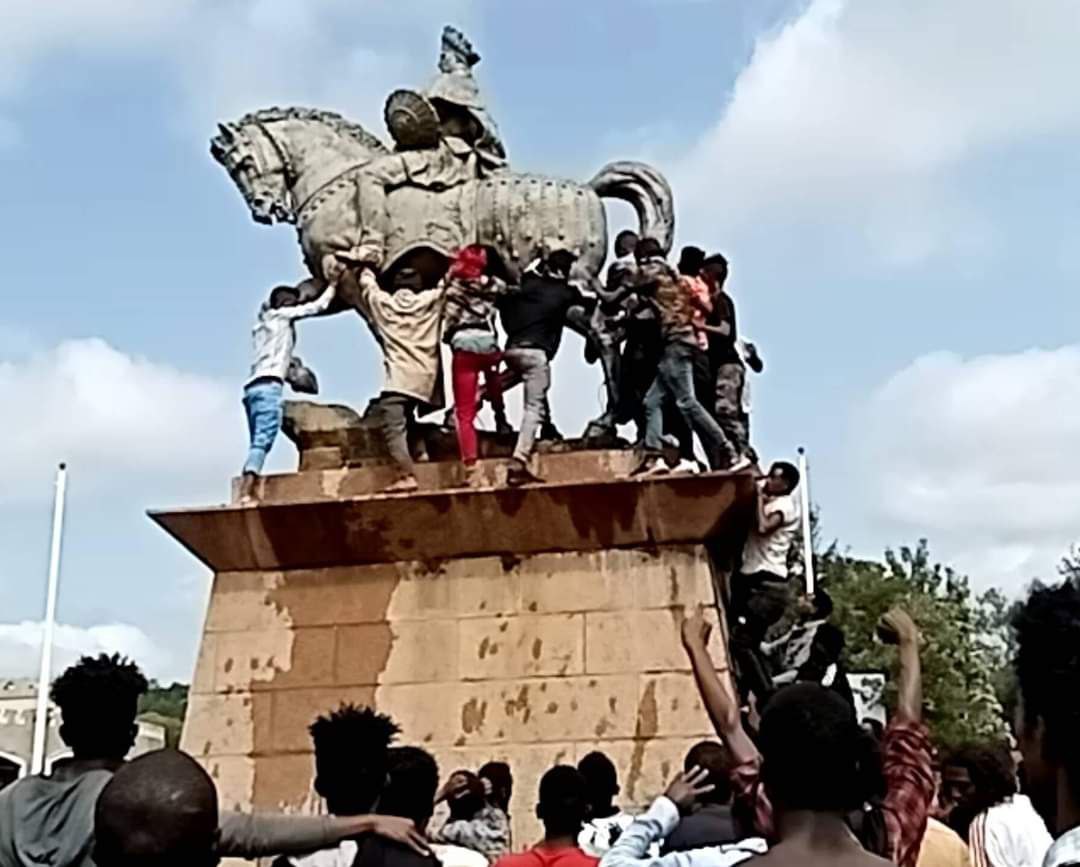ykfison's tweet image. Ras Mekonnen Wolde-Mikael's statue vandalized by Hariri, now restored. Addis Ababa's Ras Mekonnen Bridge #Pias is a stunning glass and light illusion. #RasMekonnen #AddisAbaba #Restored