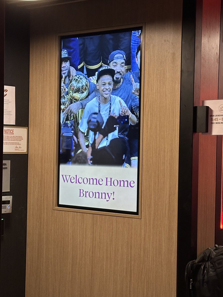twithersCLE's tweet image. Outside Lakers locker room.