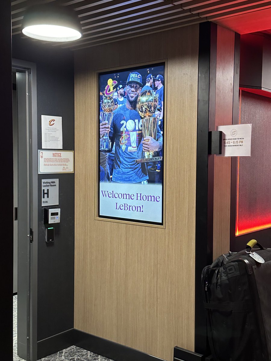 twithersCLE's tweet image. Outside Lakers locker room.