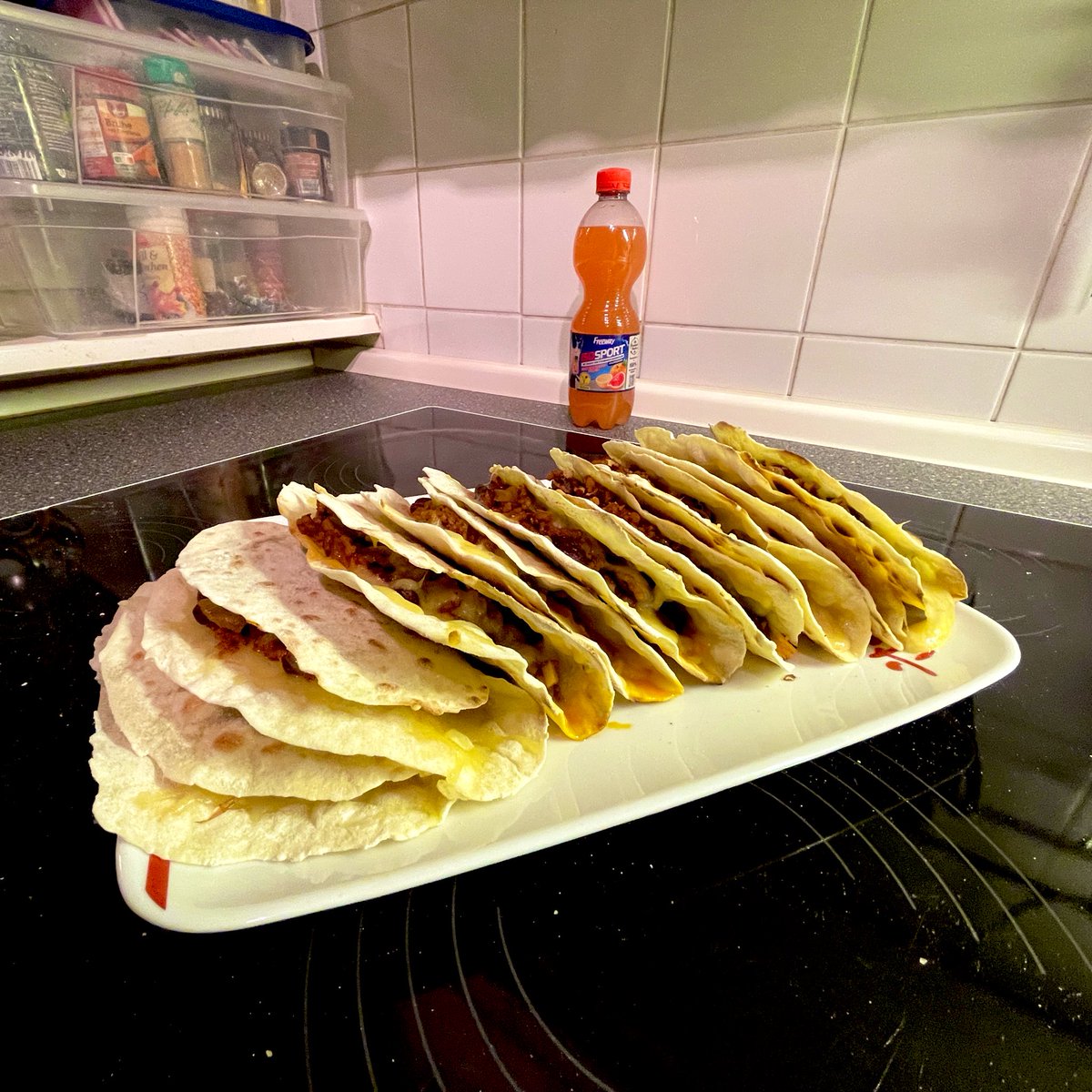 JayGuevara82's tweet photo. #Beef ‚n #Beans #Queso #Tacos
#Dinner #HelsKitchen #FoodPorn #TacoPorn #QuesoPorn #QuesoTacos https://t.co/ZB24QWdXck