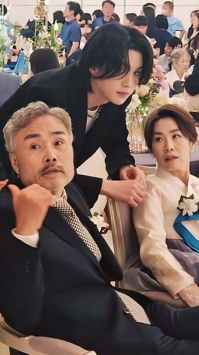 _SUGA_OF_BTS's tweet image. Beautiful Mom + handsome dad= ??