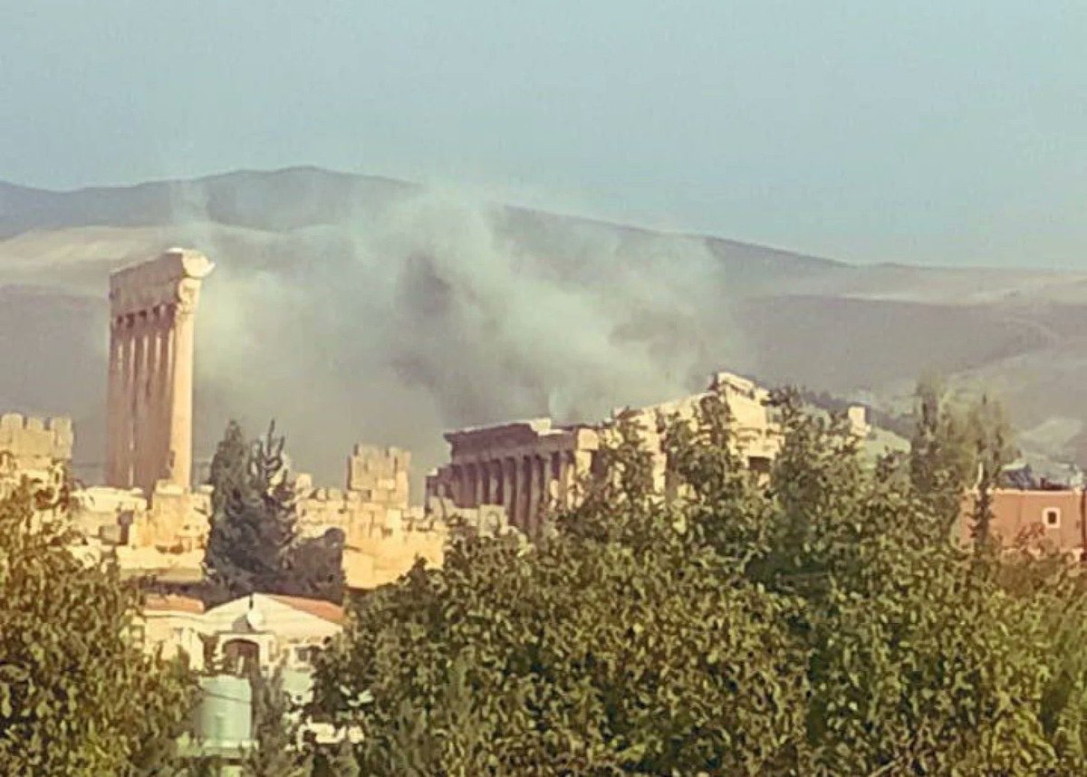 La cité antique de Baalbek sous les bombes israéliennes

Ô Baalbeck, ville lumière, ville millénaire, témoin de tant de civilisations… Toi qui as vu naître et passer les empires, des Phéniciens aux Romains, des Omeyyades aux Ottomans. Tes pierres parlent des dieux et des hommes,