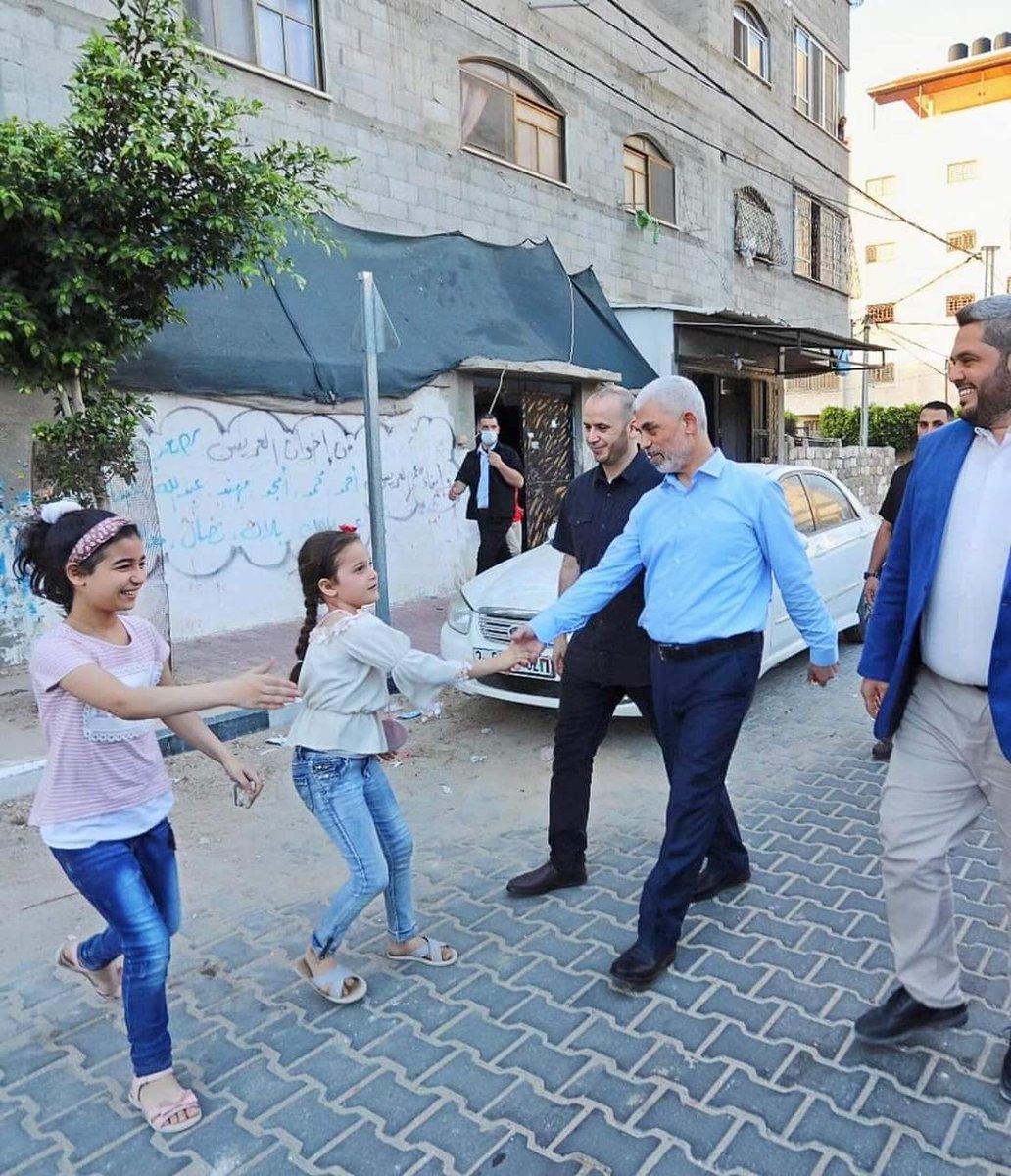 أَشِدَّاءُ عَلَى الْكُفَّارِ رُحَمَاءُ بَيْنَهُمْ