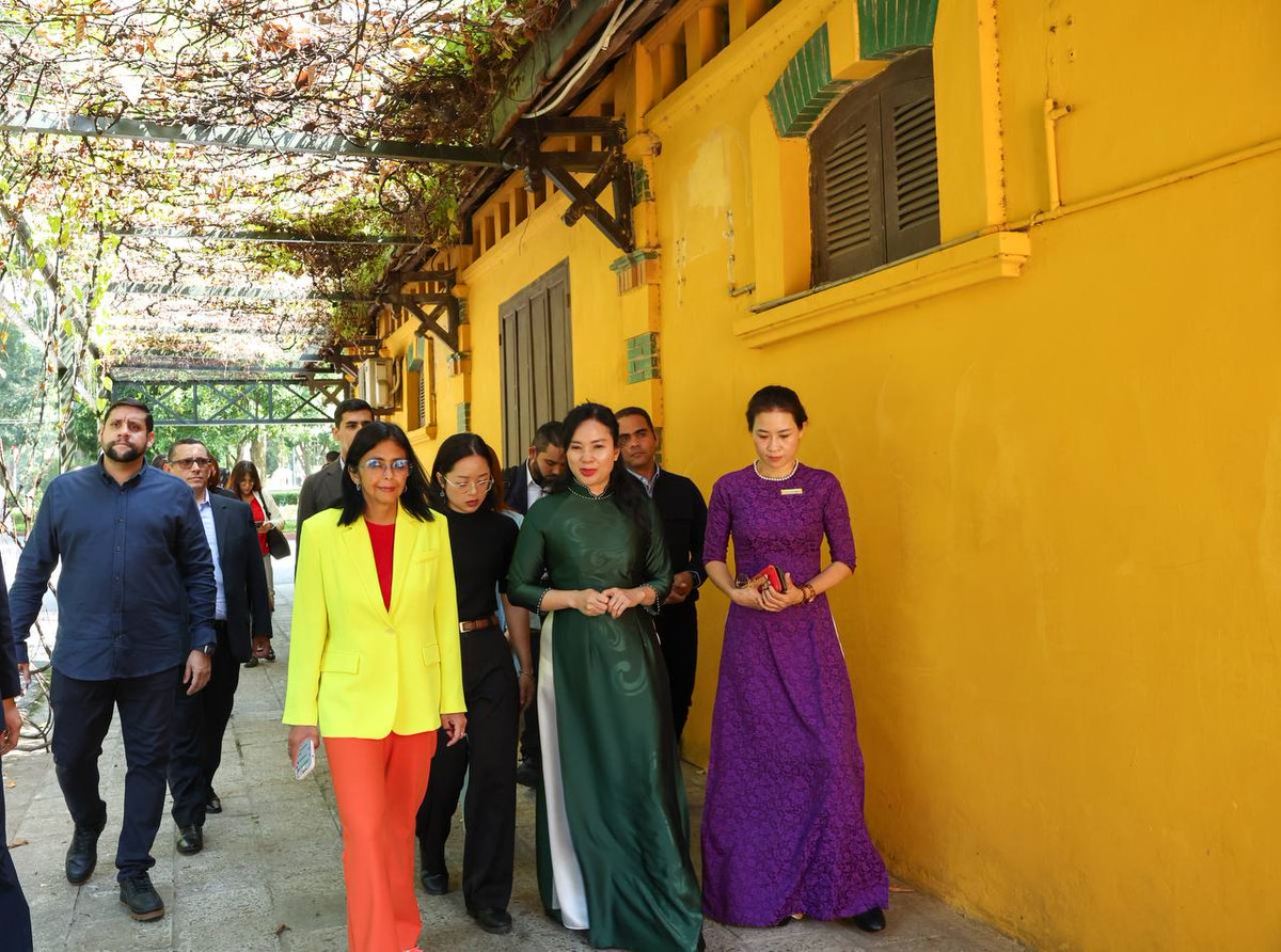 JohanfordJCV's tweet photo. @DrodriguezVen, visitó la histórica casa del líder vietnamita Ho Chi Minh, donde fue recibida y guiada por la directora del lugar para conocer los espacios donde se exhiben las reliquias relacionadas al referente político, intelectual e ideológico vietnamita. https://t.co/Qgmd1GAvKt