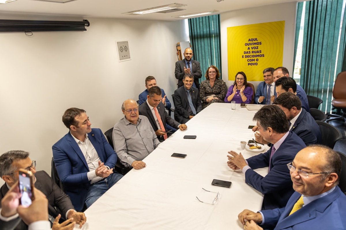 Everaldo_20's tweet photo. Em reunião na liderança do Podemos, os deputados federais, sob a presidência da Deputada Renata Abreu, decidiu apoiar a candidatura do deputado federal Hugo Motta(Rep-PB) para a Presidência da Câmara dos deputados na próxima legislatura! https://t.co/DSku40KDWZ