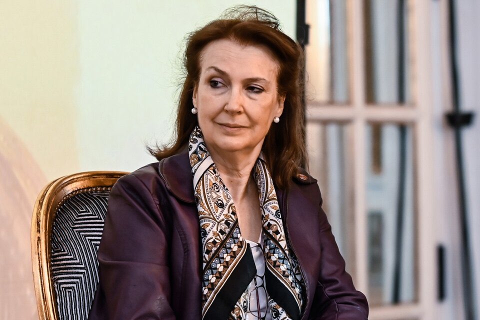 LaCosmoRevista's tweet photo. [REBELDE] Diana Mondino resiste el despido de Javier Milei y analiza tomar Sierra Maestra. https://t.co/lwjghiEUYX