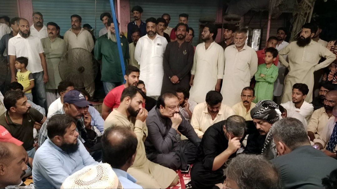 Mshafi790's tweet photo. مرکزی جوائنٹ انچارج KMOC مقبول ابڑو سے انکے بیٹے بابل ابڑو کے انتقال پر ان کے گھر جا کر تعزیت اور فاتحہ خوانی ایم کیو ایم کی مرکزی قیادت نے شرکت کی ۔
#MQMPakistan #MustafaKamal #NA242 #KMOC #KorangiTown https://t.co/DRndFM0i3P
