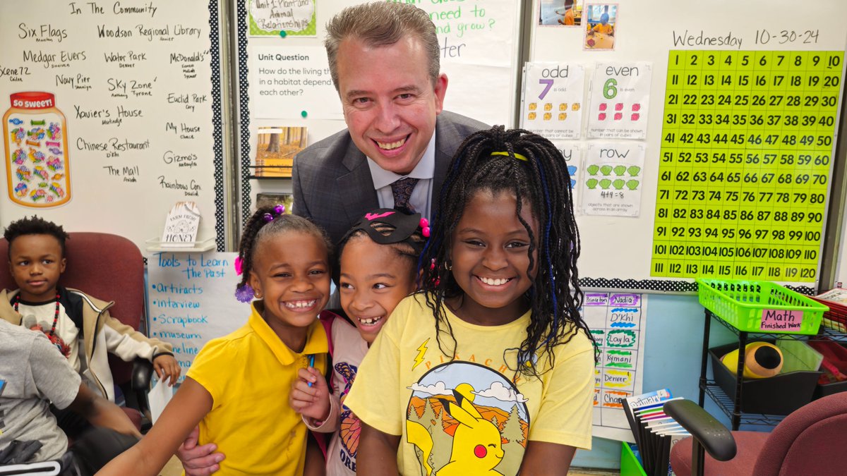 ChiPubSchools's tweet image. Learning is our superpower, and at Evers ES, heroes are made! 

During today’s visit, @PedroCPSCEO, Chief Operating Officer Charles Mayfield, and @CPSNetwork11 Chief Dr. Annise Lewis met with staff and students as they engaged in today’s lessons.