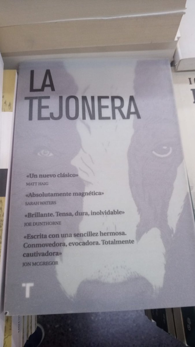 Uno de los problemas de abrir a lo bonzo la importación de libros: llega a precio de saldo un titulo publicado por una ed indep naciona, q tiene traducción propia y cuidada edición (trabajo nacional). ¿Cómo hace <a href="/ChaiEditora/">Chai Editora</a> para competir así? Hay q cuidar a nuestras editoriales.