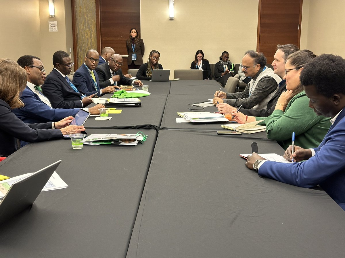 CIMMYT's tweet photo. At #BorlaugDialogue, #CIMMYT was honored to join Akinwumi A. Adesina, President of @AfDB_Group, in exploring pathways to transform science into impactful solutions for sustainable agriculture. 

Together, we’re advancing a more resilient future. 🌱

#FoodPrize24 https://t.co/35Lp4awAY1