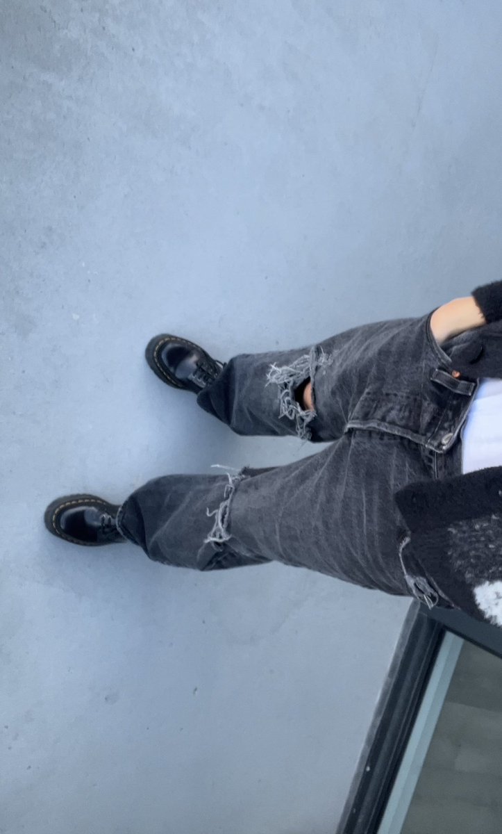 rubyandersonCA's tweet image. In my witch era🖤

#halloween #happyhalloween #witch #pumpkin #fall #sweater #cozy #autumn