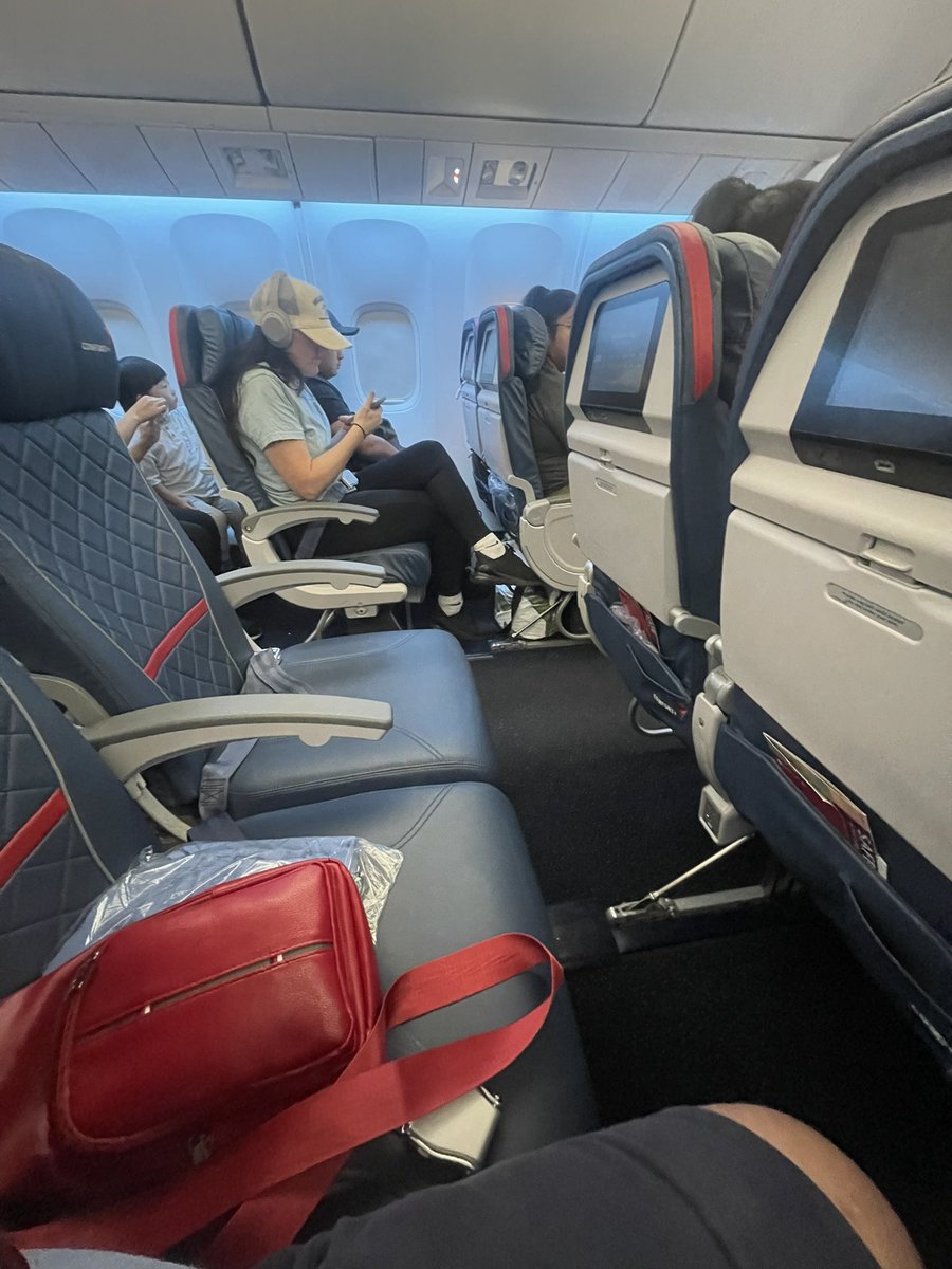 HNLTransitFan's tweet image. Actually nm. I’m very happy to be flying on Delta today. 😊 #2ndclass