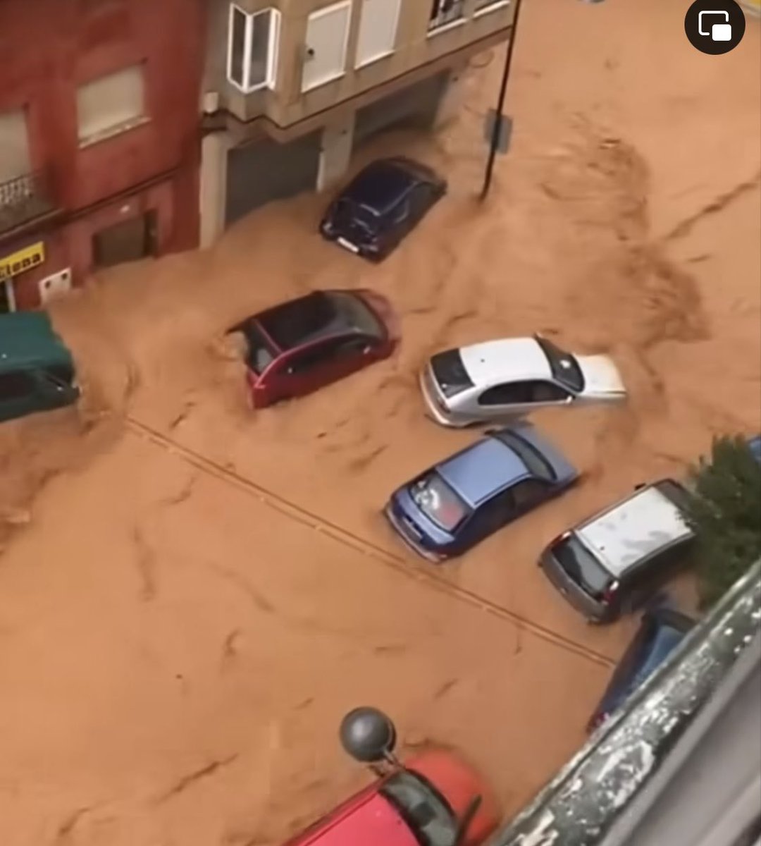 svb7's tweet photo. Valencia, Spain is in a state of emergency tonight after unprecedented flooding. Roughly 
491.2 mm of rain in 8 hours.  The average annual precipitation is less than 454 mm. 

Horrible https://t.co/WLmQrOl2sM