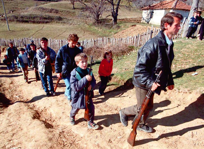 🧵Vamos a conocer la historia de un país que lindó con una guerra civil producto de la cantidad de esquemas piramidales que tuvo. Vamos a conocer la Albania post-soviética 🇦🇱